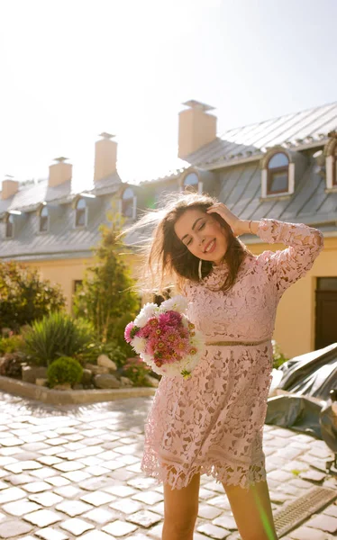 Güzel genç model s şehirde, poz pembe dantel elbise