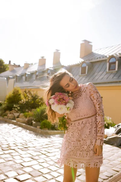 Cadde'poz Rüzgar saçlı güzel genç model 