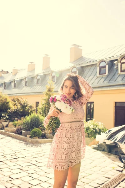 Moda esmer model Güneş ışınlarının çiçeklerle poz. V