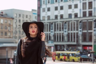 Trendy giyim ve şık şapka genç ve güzel model portresi