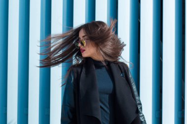 Güzel esmer kadın siyah şapka ve f ile şık gözlük takıyor