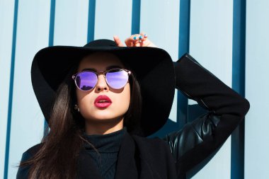 Moda portre çekici esmer model parlak makyaj ile