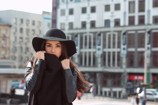 Gros plan extérieur de la femme en manteau noir à la mode et styl — Photo