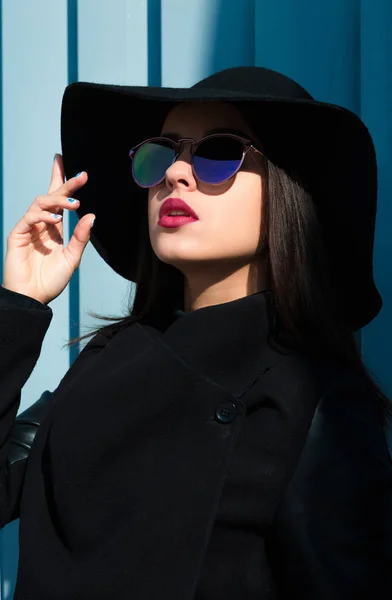 Femme brune à la mode porte un chapeau noir et des lunettes de soleil.Femme p — Photo