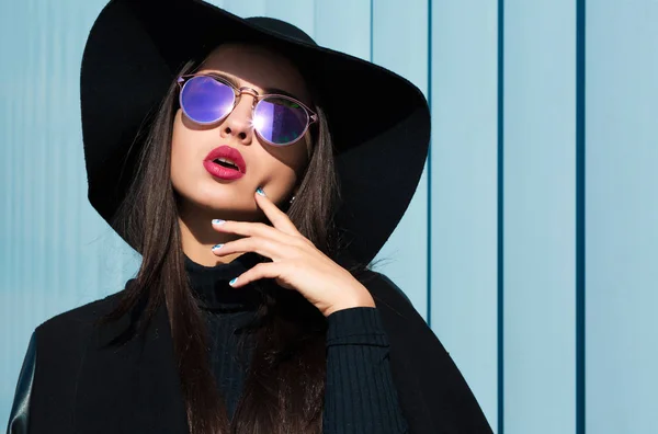 Luxurious brunette lady wears black hat and sunglasses.Woman pos — Stock Photo, Image