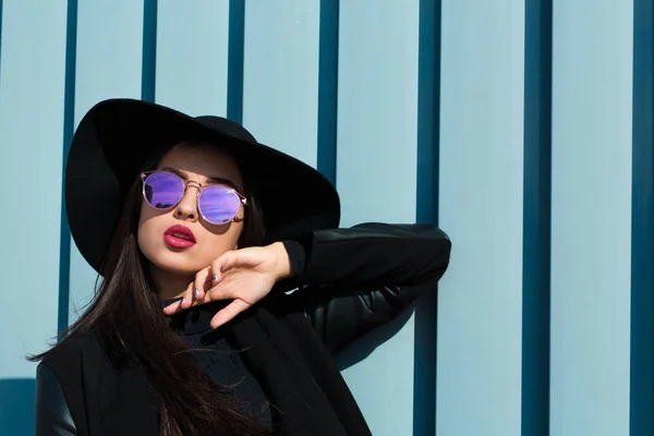 Ritratto di moda di giovane bella modella in occhiali alla moda wea — Foto Stock