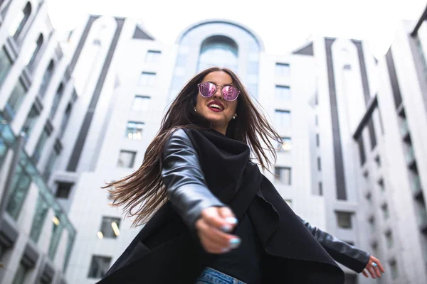 Sokağın eğleniyor bardaklarda mutlu esmer kadın. Şehir l