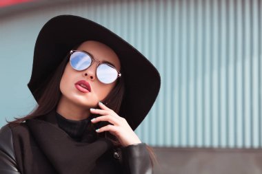 Sokak moda siyah ceket ve styl güzel kadın portresi