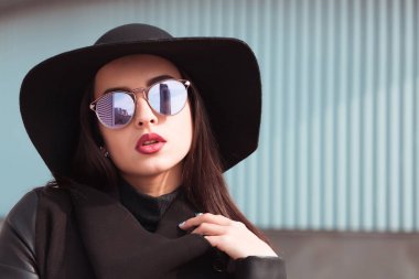 Sokak moda gözlük ve stylis çekici model portresi