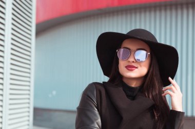 Portre portre genç model poz güneş gözlüğü ve şapka giyer 