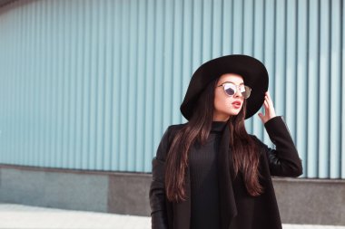 Lüks genç modeli trendy palto ve şapka takıyor. Sunglasse kadın