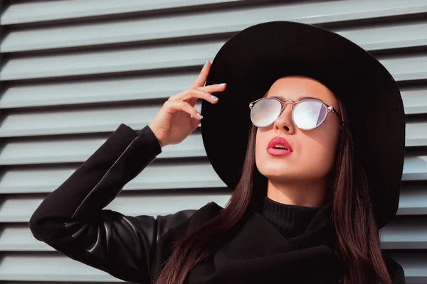 Closeup portrait of young luxury model wears hat and sunglasses. — Stock Photo, Image