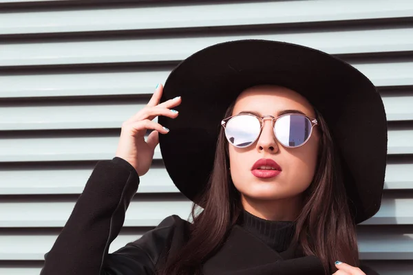 Primer plano retrato de joven modelo seductora lleva sombrero y gafas de sol — Foto de Stock