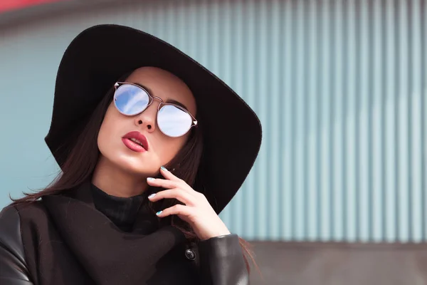 Retrato de rua de mulher bonita em casaco preto na moda e styl — Fotografia de Stock