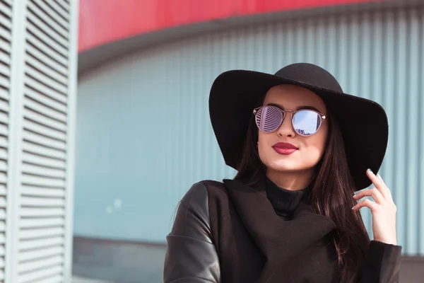 Closeup portrait of young model wears hat and sunglasses posing — Stock Photo, Image