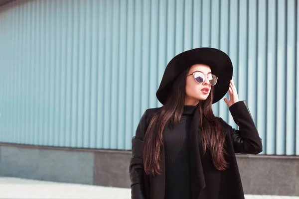 Giovane modella di lusso indossa cappotto e cappello alla moda. Donna in sunglasse — Foto Stock