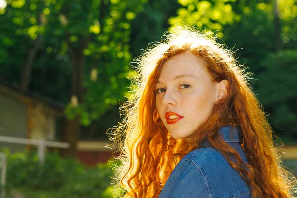 Retrato de rua de adorável jovem modelo de cabelos vermelhos com cabelo encaracolado — Fotografia de Stock