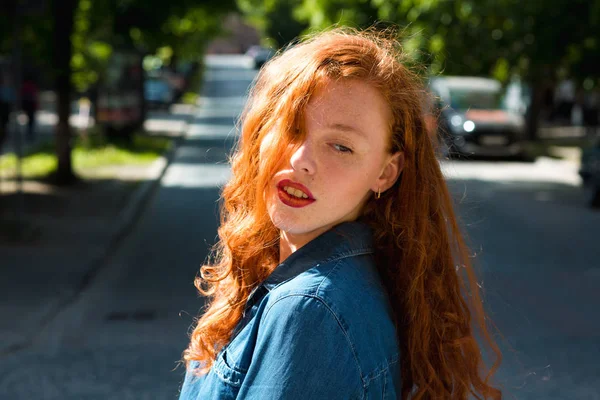 Retrato callejero de una atractiva mujer pelirroja con camisa vaquera azul — Foto de Stock