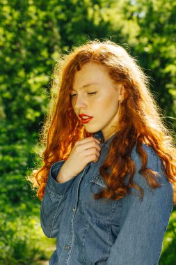 İnci, güneş ışınlarının kot gömlek Kırmızı saçlı modeli