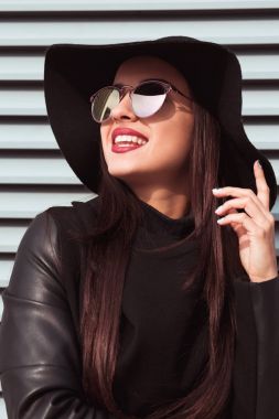 Şapka ve sunglasse moda portre genç esmer modeli giyer