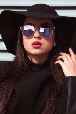 Portre portre genç çekici modeli şapka ve sunglas giyer