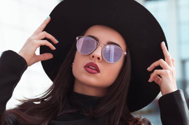 Sokak moda trendy güneş gözlüğü ve st modelinde portresi
