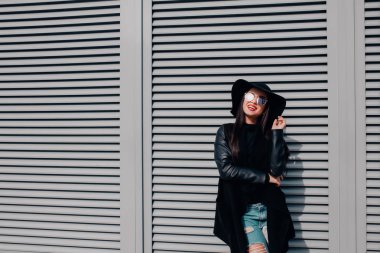 Gözlük ve şapka po esmer modelinde gülümseyen, moda portre