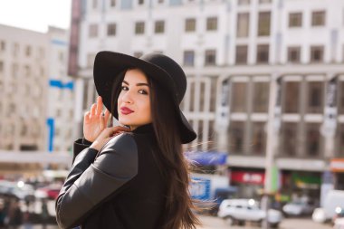 Yaşam tarzı oldukça esmer moda ceket modelinde portresi 