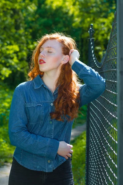 Retrato de rua de belo modelo de cabelos vermelhos com olhos fechados p — Fotografia de Stock