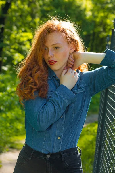 Retrato de rua de bonito menina ruiva com cabelo encaracolado em — Fotografia de Stock