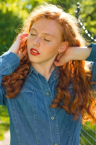 Straat portret van aantrekkelijke red haired model met gesloten ogen — Stockfoto