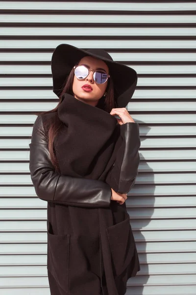 Luxurious young model wears coat, hat and posing in the street. — Stock Photo, Image