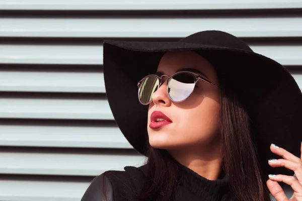 Closeup portrait of young fashionable model wears hat and sungla — Stock Photo, Image