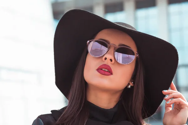 Outdoor closeup portrait of beautiful model in fashionable black — Stock Photo, Image