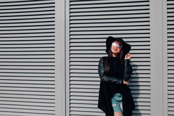 Fashion portrait of smiling brunette model in glasses and hat po — Stock Photo, Image