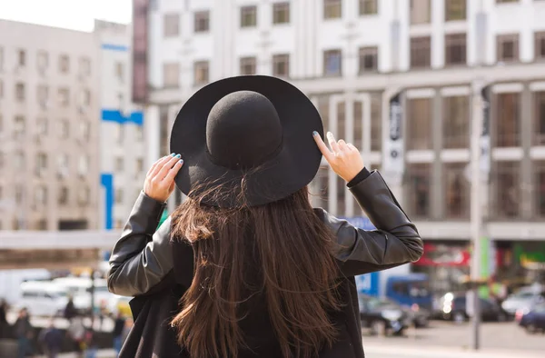 Lifestyle portrait of brunette model in trendy coat and hat posi — Stock Photo, Image