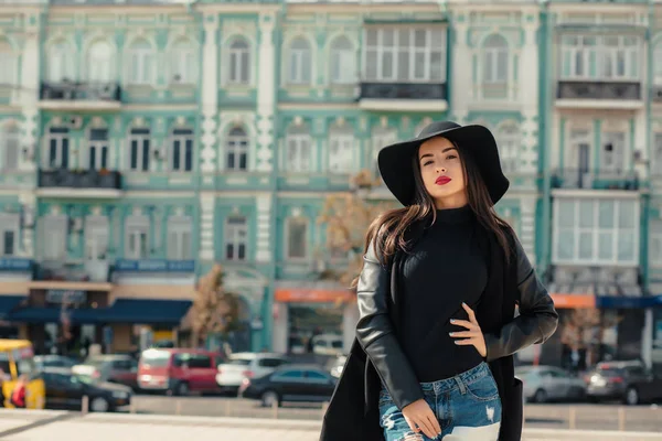 Moda portre genç çekici modelinin geniş ekledi ha giyer