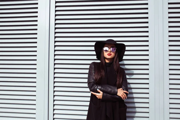 Portrait de mode de charmant modèle brune en lunettes et chapeau pos — Photo