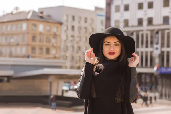 Portrait style de vie d'une belle modèle brune avec makeu lumineux — Photo