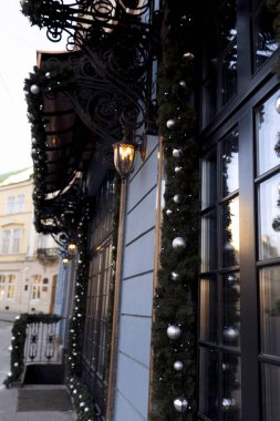 Noel topları ve çelenk ile sokak dekorasyona ve 