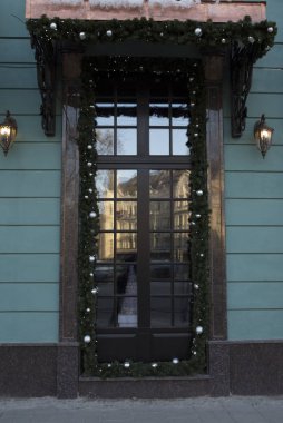 Topları ve çelenk ile pencere dekorasyon Noel için bir