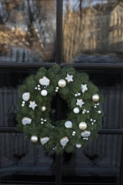 Lvov bir siyah cam ön kapıdan üzerinde Noel çelenk