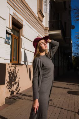 Güzel model trendy gri sonbahar dres giyen yaşam tarzı portresi