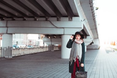 Moda esmer model parlak makyaj brid poz ile