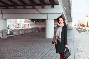 Zarif esmer model köprüde poz. Kadın giyiyor eğilim