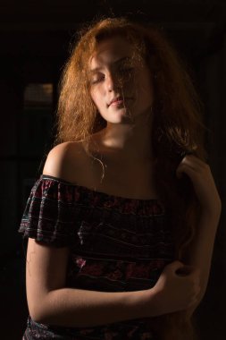 Şehvetli genç kırmızı saçlı modeli çilli. Uzun kadınla