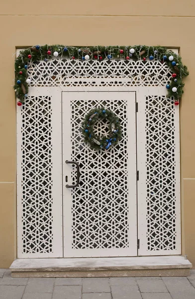 Porte sculptée en bois blanc décorée pour le Nouvel An et Noël — Photo