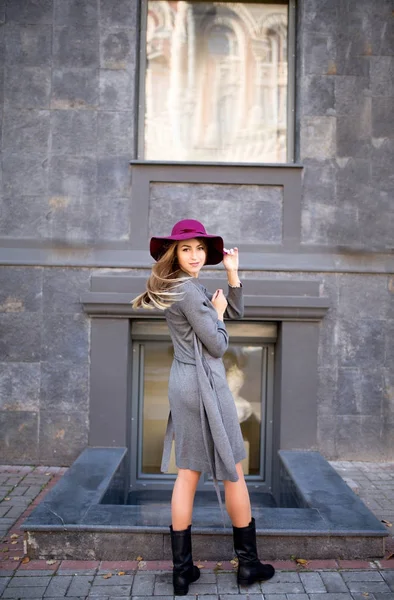 최신 유행 니트 드레스에 포즈 입고 모자에 세련 된 금발 모델 — 스톡 사진