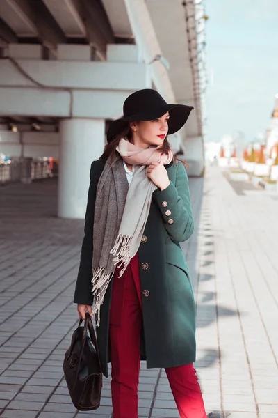 Portret van de levensstijl van elegante brunette model dragen van trendy outf — Stockfoto