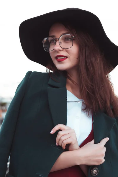 Retrato de moda ao ar livre de belo modelo jovem posando no — Fotografia de Stock